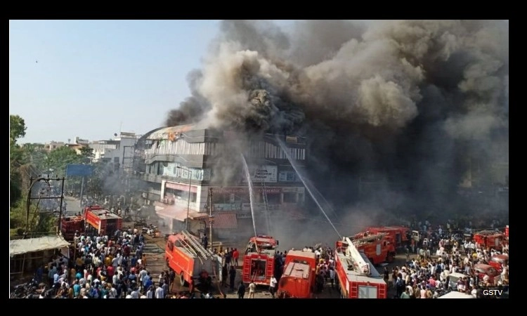 Surat Fire: சூரத் வணிக வளாகத்தில் ஏற்பட்ட தீயால் குறைந்தது 20 பேர் பலி