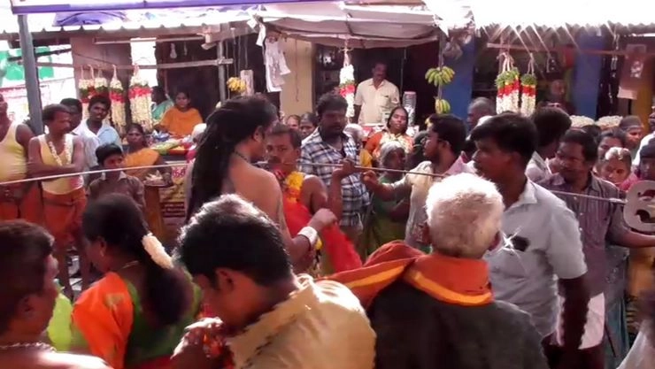 கரூர்: மாரியம்மன் கோவில் பக்தர்கள் அலகு குத்தி நேர்த்தி கடன்
