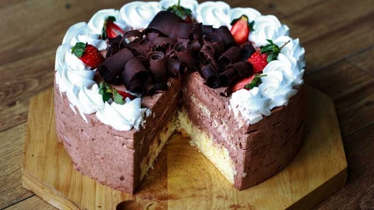 Valentine's Day Recipe : डेलिशियस स्ट्रॉबेरी केक