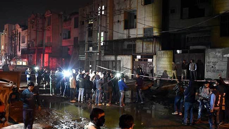 டெல்லியில் அதிகாலையில் நடந்த பயங்கர தீ விபத்து: 32 பேர் பலியா?