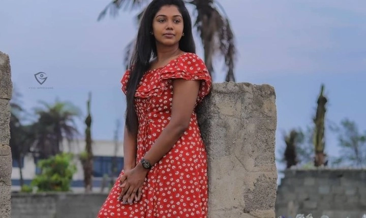 செமி மாடர்ன் லுக்கில் பிக்பாஸ் ரித்திகா - போட்டோ கேலரி