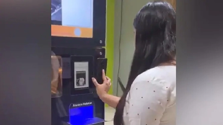 சுடச்சுட இட்சி, சட்னி வழங்கும் ATM!!