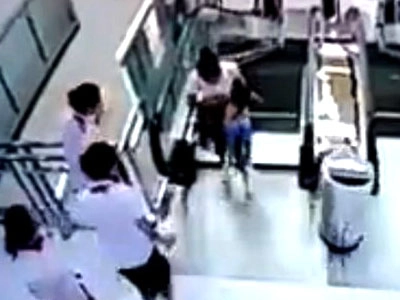 VIDEO: एस्केलेटरमध्ये अडकून आईचा मृत्यू, पण मुलाला वाचवण्यात आले