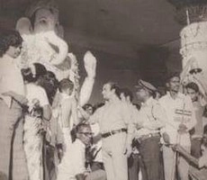 1969లో ఖైర‌తాబాద్ గ‌ణేష్ విగ్ర‌హం వ‌ద్ద ఎన్టీయార్... అరుదైన ఫోటో