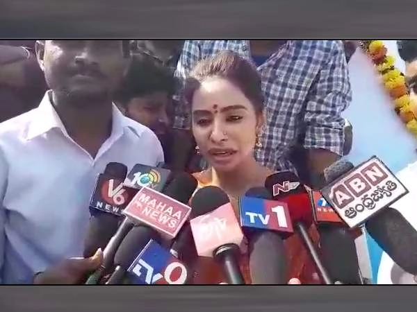 పవన్ కళ్యాణ్ అన్నా... నన్ను కాపాడన్నా... శ్రీరెడ్డి కన్నీళ్లు(Video)