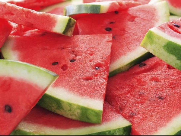 गर्मियों में क्यों खाएं तरबूज, दिमाग को मिलेगी ठंडक, दिल होगा मजबूत - Benefits of Watermelon
