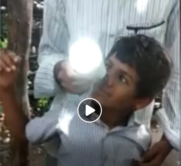 అతడి ఒంట్లో కరెంట్ వుందా... తాకితే వెలుగుతున్న బల్బ్(Video)