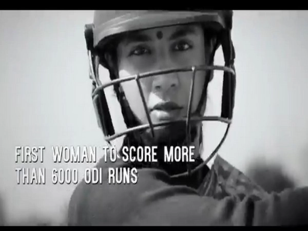 #MithaliPlaysCricketInSaree - చీరకట్టు, నుదుట బొట్టుతో క్రికెట్ (Video)