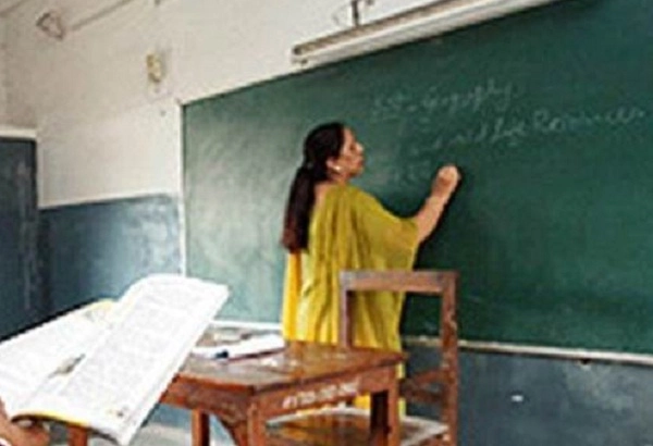 ઐસા દેશ હૈ મેરા: હાલ સ્કૂલ છોડી તો નહી મળે ક્યાંય પણ નોકરી - શિક્ષકો માટે મુસીબત