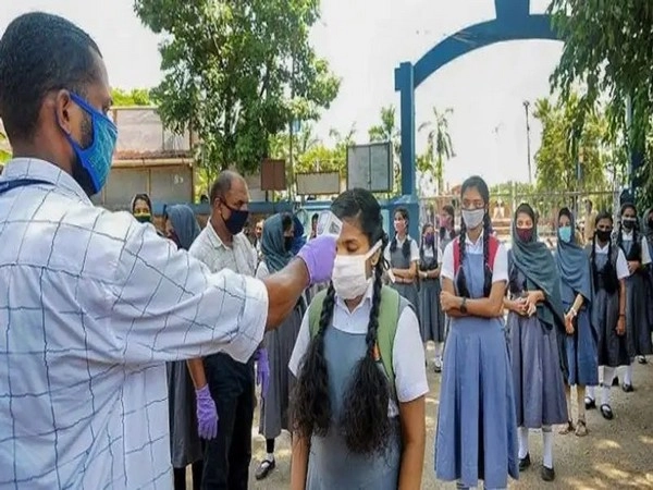 కరీంనగర్ స్కూల్లో 56 మంది విద్యార్థులకు కరోనా