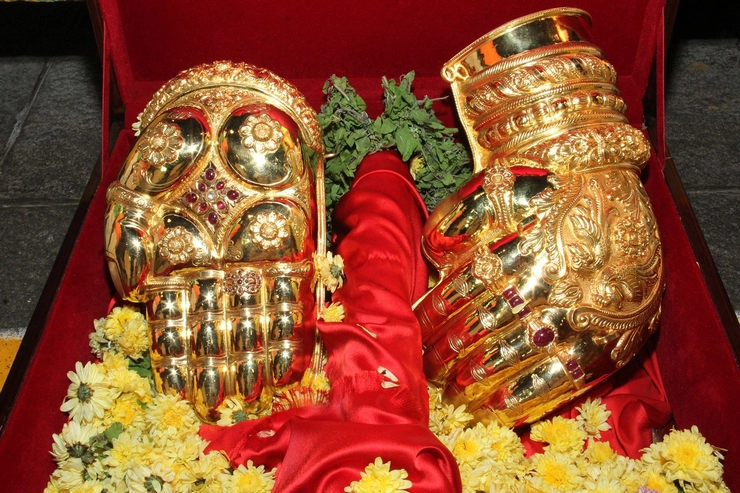 శ్రీ‌వారికి రూ. 3 కోట్ల బంగారు కటి హస్తాల‌ విరాళం