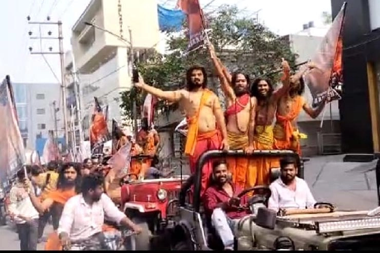 RRR mania: హైద‌రాబాద్‌లో వంద‌మంది అల్లూరి సీతారాములు - కొమ‌రం ఊసేలేదు!