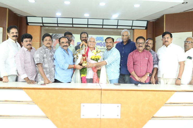 Srinivas Reddy was felicitated by Film Critics Association Committee