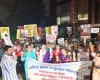 भोपाल में रहवासी क्षेत्र में कमर्शियल एक्टिविटी पर निगम की सीलिंग कार्यवाही पर उठे सवाल, टॉर्च जला कर सड़क पर किया प्रदर्शन