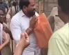 NEET పరీక్ష: Fathers Day నాడు కుమార్తె కోసం పోలీసు కాళ్లు పట్టుకున్న తండ్రి, వీడియో