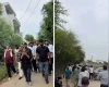 బొద్దింక జనులను ఎగేసుకున్న స్థానిక జనం, బురదలో పడేసి కుమ్మేసారు, వీడియో