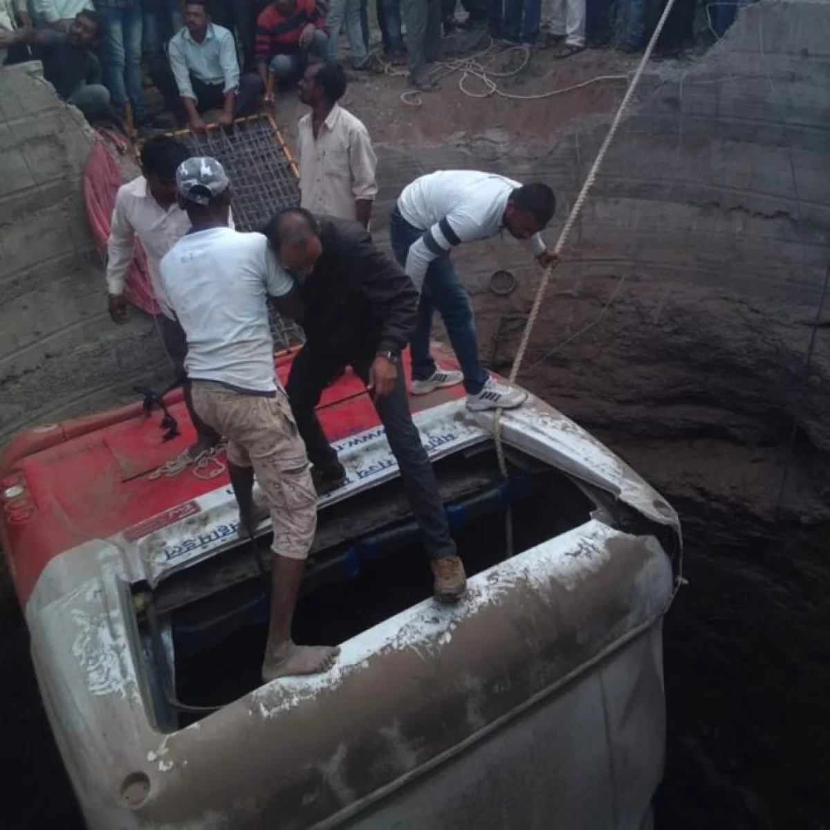 Five killed in accident between bus and rickshaw