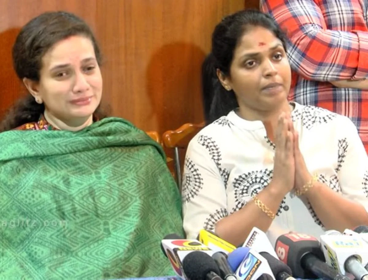 Shanthi Raj చెన్నైలో టాలీవుడ్ నటి మేనకోడలు అదృశ్యం... - Disco Shanthi & Prakash Raj ...
