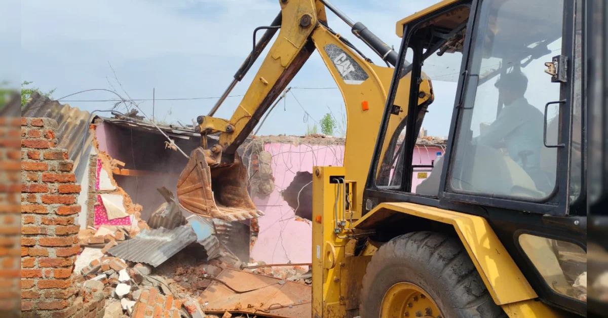 सागर में जहरीली शराब कांड के आरोपियों पर बुलडोजर एक्शन, बंडा में करणी सेना के नेता सहित 5 ठिकानों पर कार्रवाई - Bulldozer action against the accused in the Sagar ...