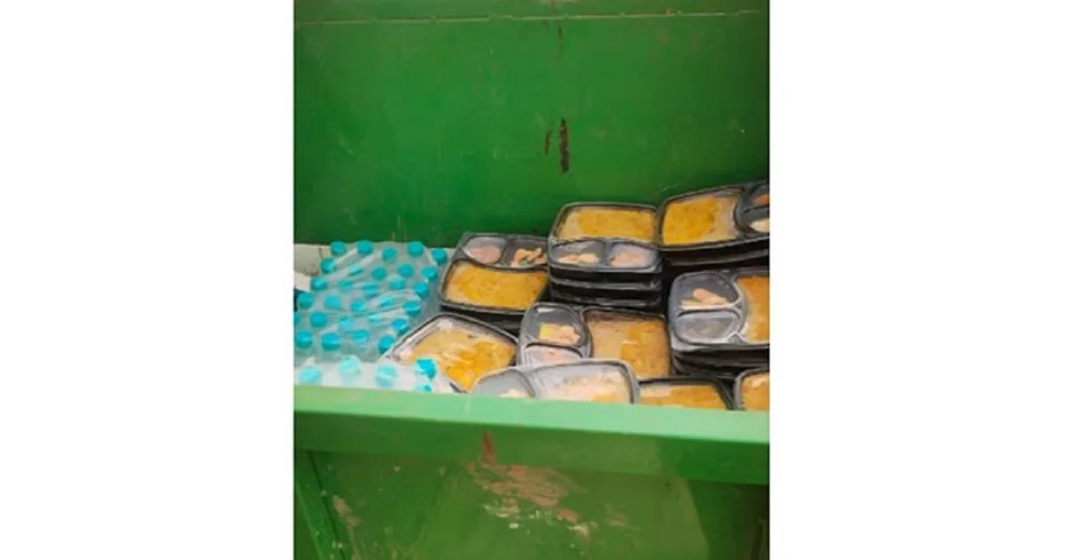 குப்பை வண்டியில் உணவு விநியோகம்: கோவை மாநகராட்சி ஊழியர்கள் அதிர்ச்சி