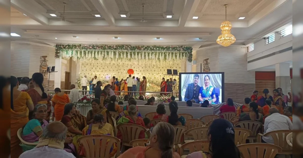 இண்டிகோ விமானம் ரத்து எதிரொலி: காணொளி காட்சி மூலம் ரிஷப்சனில் கலந்து கொண்ட மணமக்கள்..!