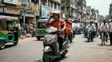 पेट के लिए मौसम की मार सहने पर मजबूर भारत के 'गिग वर्कर्स'