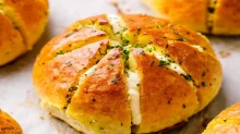 बाहेरून क्रिस्पी आणि आतून सॉफ्ट Korean Cream Cheese Garlic Bread