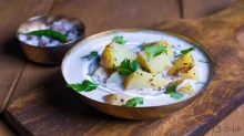 उपवासाच्या दिवशी झटपट बनणारी चविष्ट रेसिपी Curd Potatoes उपवासाच्या दिवशी झटपट बनणारी चविष्ट रेसिपी Curd Potatoes