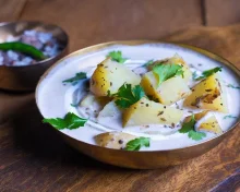 उपवासाच्या दिवशी झटपट बनणारी चविष्ट रेसिपी Curd Potatoes