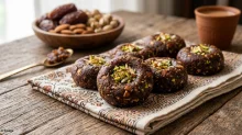 Homemade Khajur Peda गोड खायची तीव्र इच्छा झाली आहे! मग पटकन बनवा खजूर पेडा Homemade Khajur Peda गोड खायची तीव्र इच्छा झाली आहे! मग पटकन बनवा खजूर पेडा