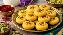 नवरात्रीत देवीला नैवेद्य दाखवण्यासाठी बनवा घरगुती पेढे; मोजक्या साहित्यात सोपी रेसिपी