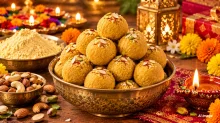 बेसनाचे लाडू बांधेसूद आणि तोंडात विरघळणारे होण्यासाठी या टिप्स वापरा बेसनाचे लाडू बांधेसूद आणि तोंडात विरघळणारे होण्यासाठी या टिप्स वापरा