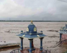 ఉధృతంగా గోదావరి పరవళ్లు - ఇసుక క్వారీల్లో చిక్కుకున్న 38 మంది కూలీలు