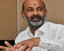 విద్యార్థులందరికీ బొట్టు తప్పనిసరి చేస్తాం : కేంద్ర మంత్రి బండి సంజయ్