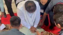 గుండెపోటుతో కుప్పకూలిన సచివాలయ ఉద్యోగి, సీపీఆర్ చేసిన మంత్రి శ్రీహరి, కానీ....(వీడియో) గుండెపోటుతో కుప్పకూలిన సచివాలయ ఉద్యోగి, సీపీఆర్ చేసిన మంత్రి శ్రీహరి, కానీ....(వీడియో)