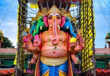 ఖైరతాబాద్లో కొలువైన పంచముఖ సంకటహర మహాగణపతి ఖైరతాబాద్లో కొలువైన పంచముఖ సంకటహర మహాగణపతి