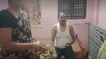 పెళ్లై ఇద్దరు పిల్లలు ఉన్న వ్యాపారి.. ఏకాంతంగా ప్రియురాలితో - పట్టించిన భార్య (వీడియో) పెళ్లై ఇద్దరు పిల్లలు ఉన్న వ్యాపారి.. ఏకాంతంగా ప్రియురాలితో - పట్టించిన భార్య (వీడియో)