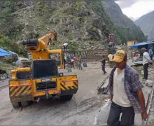 મધ્યપ્રદેશમાં 40 વર્ષ જૂનો પુલ અચાનક તૂટી પડ્યો, લોકો અને બાઇક તેની નીચે દબાયા, અને વહીવટીતંત્ર બચાવ કામગીરીમાં લાગી ગયું.