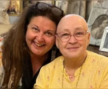 ज्येष्ठ बॉलिवूड अभिनेत्री नफीसा अली स्टेज 4 कॅन्सरशी झुंजत आहे, केस नसलेले फोटो शेअर केले