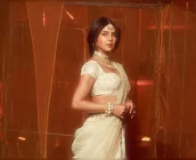 देसी गर्ल प्रियांका चोप्राने पांढऱ्या लेहेंग्यात आकर्षक शैलीत पोज दिली