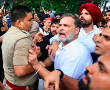 PM आवास पर कांग्रेस का धरना, हाईवोल्टेज हंगामा, राहुल, प्रियंका और अखिलेश समेत सभी नेता पुलिस हिरासत से छूटे