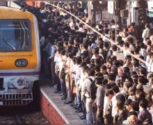 મુંબઈમાં અકસ્માત: ચાલતી ટ્રેનમાંથી અનેક મુસાફરો પડી ગયા