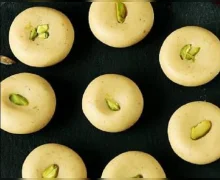 Diwali Recipe 2025 - દિવાળી માટે માવા વગરનો પરફેક્ટ દૂધનો પેંડા બનાવો, જે અંદર આવતાની સાથે જ મોઢામાં પીગળી જાય, જાણો સરળ રીત.