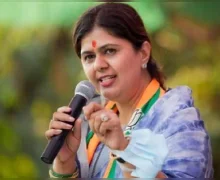 जालन्यात पंकजा मुंडेंच्या कार्यक्रमात शिवसैनिकांचा गोंधळ, फलकाला काळे फासले