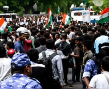 मुंबईतील चैत्यभूमीवर आंदोलक आणि पोलिसांत झटापट; NEET विरोधातील निदर्शकांना पोलिसांकडून रोखण्यात आले