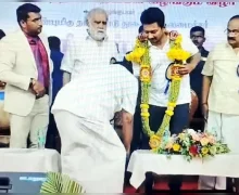 துணை முதல்வர் உதயநிதி ஸ்டாலின் காலில் விழுந்த 74 வயது தி.மு.க. மூத்த எம்.எல்.ஏ: திண்டுக்கல்லில் சர்ச்சை