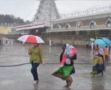 திருப்பதியில் கனமழை.. மழையிலும் குவிந்த பக்தர் வெள்ளம்! மழையில் நனைந்தபடி தரிசனம்..!