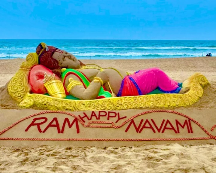Sudarsan Pattnaik creates sand art of Prabhu Ram Lalla at Puri beach