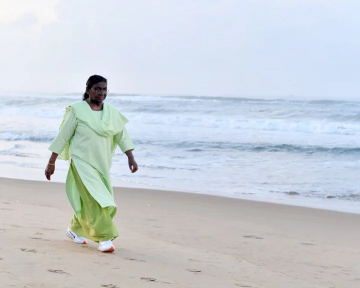 President Murmu spends sometime at Puri beach, writes her experience on Nature