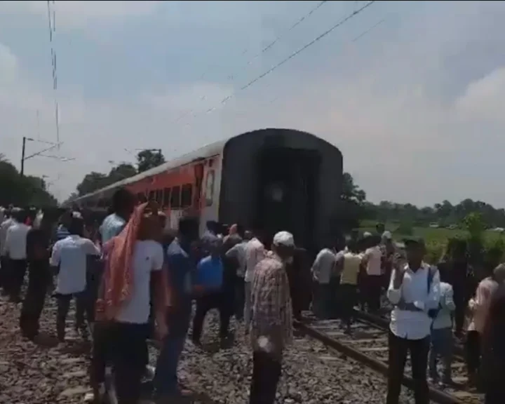 Delhi-bound Sampark Kranti escapes major accident as train split into two parts (VIDEO)